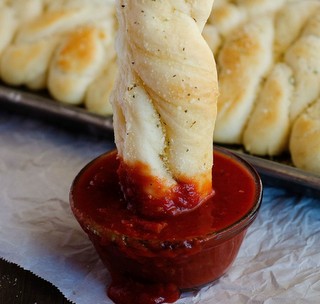 Easy Garlic Breadsticks